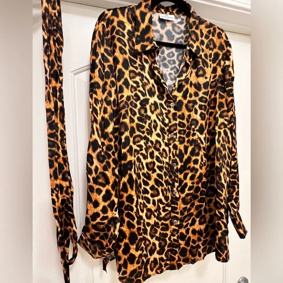 NWOT Chloe Kristyn Erin Leopard Button Down Top with Tie Belt - Picture 4 of 10